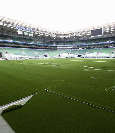 Grama sintética sendo instalada no Allianz Parque, em São Paulo-SP. (Foto: Fábio Menotti)
